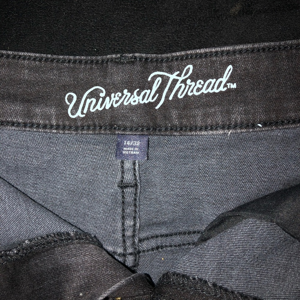 Universal Thread Shorts Size 14 - Picture 2 of 5